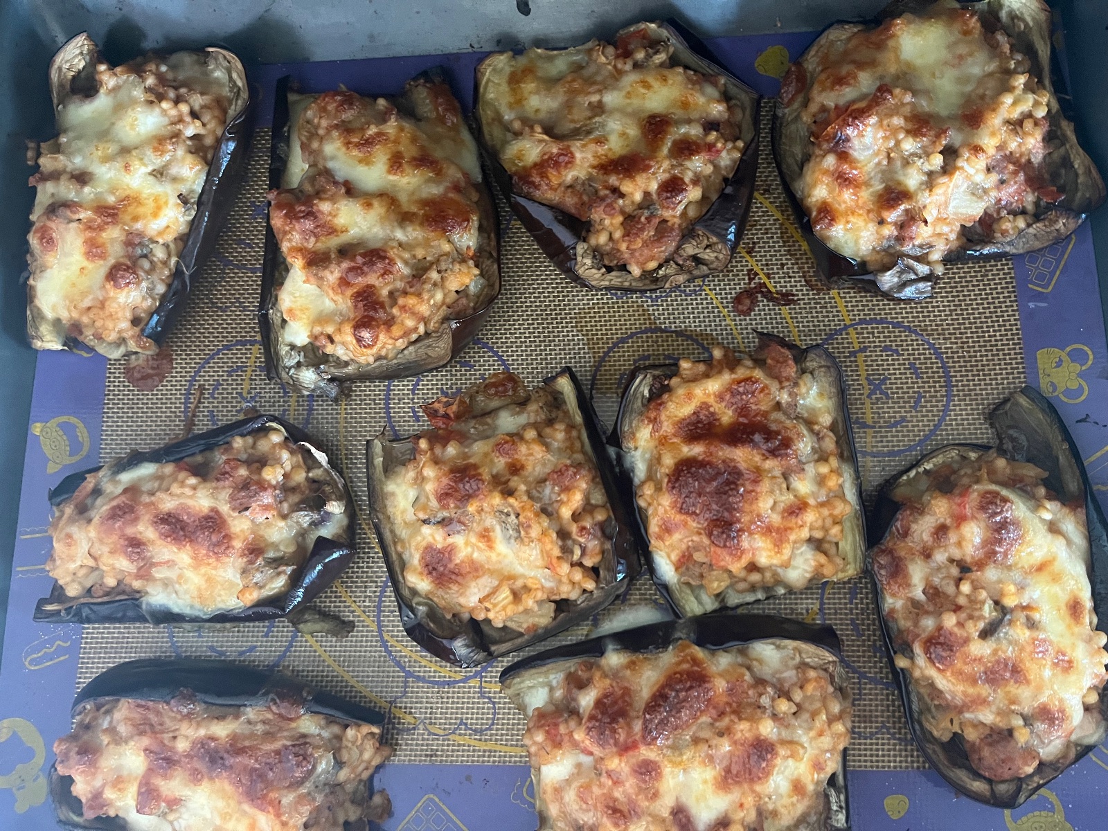 Aubergines farcies à la chair à saucisse et couscous perlé